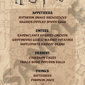 Op de afbeelding: Een menu in Harry Potter-thema, met het logo bovenaan. Het bevat voorgerechten, hoofdgerechten, desserts en drankjes, zoals "Butterbeer" en "Pumpkin Juice". De achtergrond heeft een kaartontwerp.