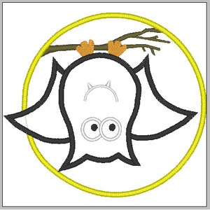 Puede incluir: Un b&uacute;ho de dibujos animados en blanco y negro con ojos grandes colgado boca abajo de una rama dentro de un c&iacute;rculo amarillo.