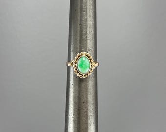14 Karat Gold and Green Chrysoprase Ring-Size 7 1/2. Free shipping.