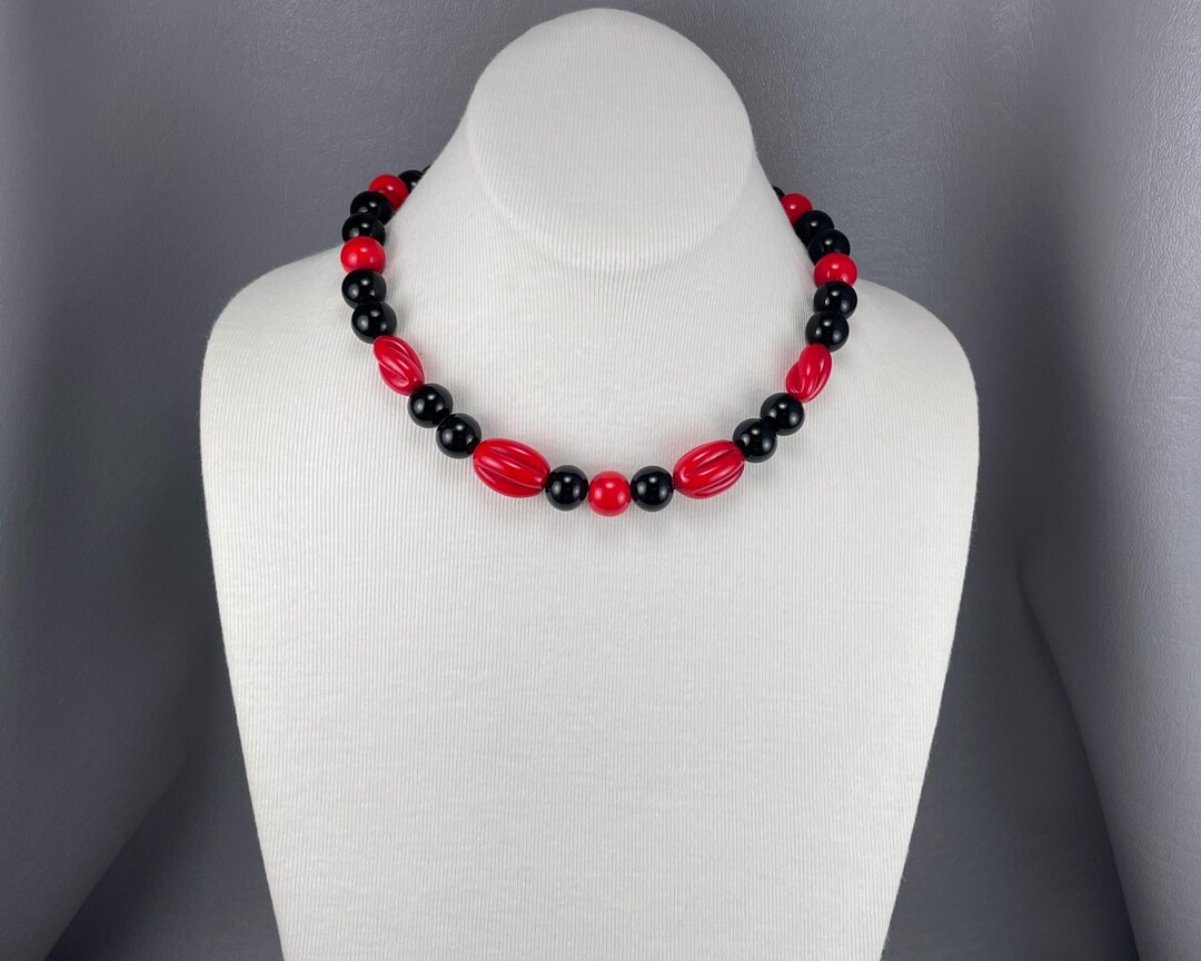 Collier Perles Noires Et Rouges à Nœuds Ouvert - Longueur 40 Pouces Neuf Sans Emballage