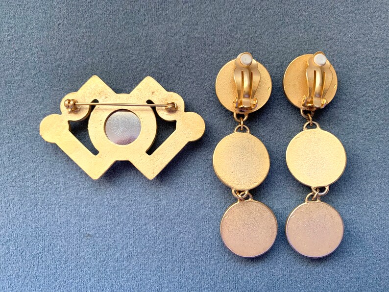 Free shipping. Black and White Houndstooth Fabric Goldtone 1980\u2019s Brooch and Clip Earrings Set