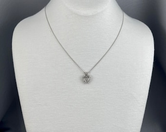 Pendentif coeur en or blanc 14 carats et diamants, 5/8 pouces de long, sur une chaîne de collier en argent sterling de 18 pouces. Livraison gratuite.