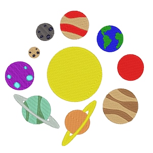 Pode incluir: Design bordado do sistema solar, com um sol amarelo e planetas em azul, vermelho, roxo e castanho. Alguns planetas têm anéis. Inclui uma lua e um planeta com riscas vermelhas.