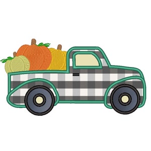 Peut inclure: Un camion de ramassage vert et noir à carreaux avec une cabine blanche et trois citrouilles orange dans la benne.