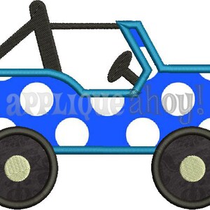 K&ouml;nnte beinhalten: Blaue und wei&szlig;e gepunktete Jeep-Applikation mit schwarzen R&auml;dern und einem schwarzen &Uuml;berrollb&uuml;gel.