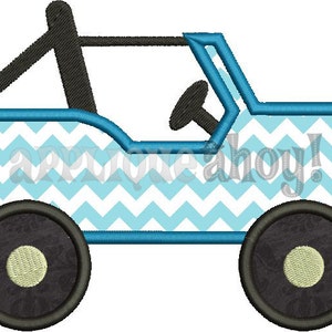 K&ouml;nnte beinhalten: Ein blauer und schwarzer Cartoon-Jeep mit einem wei&szlig;en und blauen Zickzackmuster auf der Karosserie. Der Jeep hat einen schwarzen &Uuml;berrollk&auml;fig und schwarze R&auml;der.