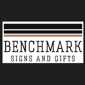 Pode incluir: Um logotipo para Benchmark Signs and Gifts em um fundo preto. O logotipo apresenta o texto "BENCHMARK" em negrito, fonte serifada, acima de "SIGNS AND GIFTS" em uma fonte menor. Acima, tr&ecirc;s linhas horizontais: preto, branco e marrom.