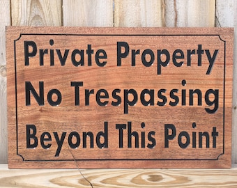 Peut inclure: Une pancarte en bois avec une inscription noire qui dit "Propriété Privée Défense d'entrer Au-delà de ce Point".