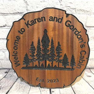 Letrero de madera tallado personalizado, letrero de bienvenida a la cabaña, placa rústica de madera con diseño de bosque, decoración personalizada para exteriores, regalo inspirado en la naturaleza.