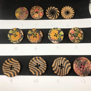 Holzknopf Brosche, Pin Abzeichen, einzigartiges Geschenk. Blumiger Knopf