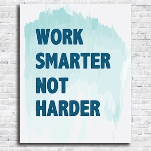 Op de afbeelding: Een motiverende quote op een witte achtergrond met een blauw aquarelontwerp. De quote luidt "Werk slimmer, niet harder".