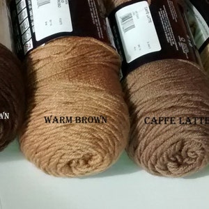 Pode incluir: Seis novelos de fio em v&aacute;rios tons de marrom. O fio &eacute; etiquetado com as cores: Marrom escuro, Marrom chocolate, Marrom quente, Caf&eacute; com leite, Marrom claro e Loiro.