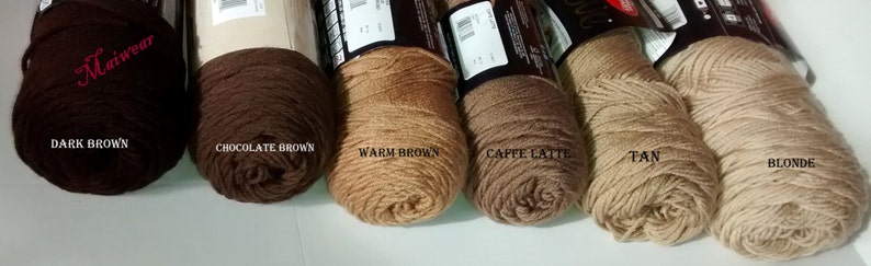 Pode incluir: Seis novelos de fio em v&aacute;rios tons de marrom. O fio &eacute; etiquetado com as cores: Marrom escuro, Marrom chocolate, Marrom quente, Caf&eacute; com leite, Marrom claro e Loiro.