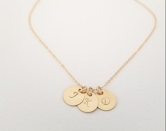 Collar inicial, regalos personalizados para ella, collar de monedas pequeñas, collar inicial delicado, colgante de cartas, collares, collar madre