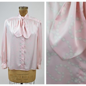 80s Pastel Pink & White Pearls Novelty Print Jabot Bow Blouse // High Femme Art Hoe, Cottage Core Kawaii Style