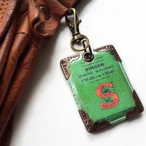 Cantora peso pena, acessórios para cantora peso pena, chaveiro para bolsa, pingente para bolsa, etiqueta de bolsa, acessório para bolsa, chaveiro, peso pena