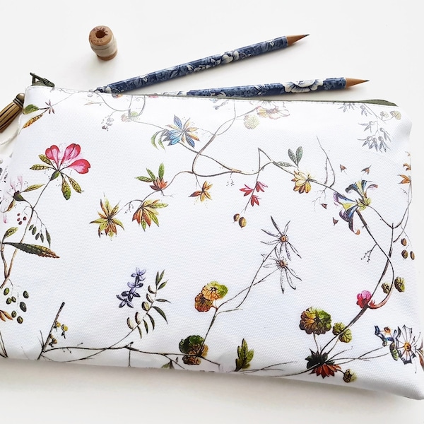 Large Vegan Oilcloth Waterproof Botanical print Washbag,floral cosmetic bag,flowers,ditsy sleeve,floral makeup bag.Vegan pouch,Eco friendly