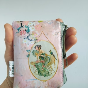 Portafoglio con chinoiserie, regali originali, pochette in pelle vegana, idee regalo vegane, portafoglio piccolo, portafoglio piccolo con cerniera, regali ecologici, portamonete, regalo ecologico.