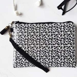 Embreagem de pulso de couro vegano com estampa de pássaro, bolsos para cartão de crédito e separador de telefone. Bolsa de viagem de pulso ecológica, estampa animal.