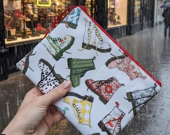 Neceser con estampado Dr. Martens: bolsa impermeable de piel vegana
