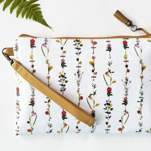 Bolso de mano de cuero vegano botánico, bolsillos para tarjetas de crédito y separador para el teléfono. Bolso de viaje ecológico con pulsera, estampado floral.