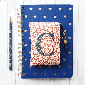 Portafoglio con monogramma, stampe floreali, piccolo portafoglio personalizzato, scegli la tua lettera, portafoglio personalizzato, portamonete vegano e amico degli animali.