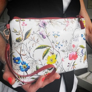 Bolso de mano de cuero vegano floral, bolsillos para tarjetas de crédito y separador para el teléfono. Bolso de viaje ecológico con pulsera, estampado botánico.