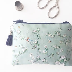 presente feito à mão, presente veganCarteira vegana Chinoiserie, carteira pequena, bolsa para fone de ouvido, bolsa para moedas, estampa de pássaros.
