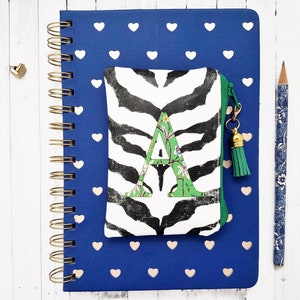 Portafoglio con monogramma, piccolo portafoglio personalizzato, scegli la tua lettera, portafoglio personalizzato, portamonete vegano e amico degli animali.