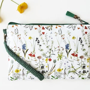Bolso de mano verde botánico de piel sintética, bolsillos para tarjetas de crédito y separador para el teléfono. Bolso de viaje ecológico con pulsera, estampado floral.