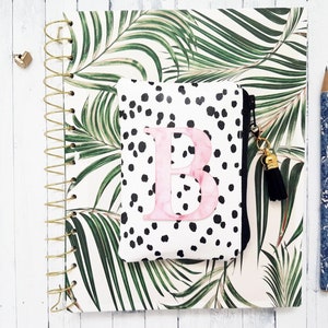 Portafoglio con monogramma, piccolo portafoglio personalizzato, scegli la tua lettera, Portafoglio personalizzato, portamonete vegano adatto agli animali. Marmo dalmata e rosa.