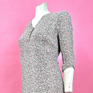 Prachtige jaren 30 jurk van crêpe met lange mouwen, kleine decoratieve knopen aan de voorkant, duizelingwekkende print, romantische art deco, geen sluitingen