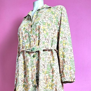 Magnifique robe d'intérieur des années 1930 en coton imprimé floral, avec ceinture et boutons verts, style bohème romantique.