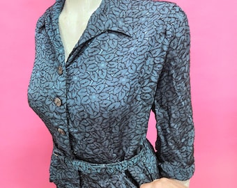 Late 1940s darker green patterned skirt suit fab details matching belt unlined lightweight very stylish