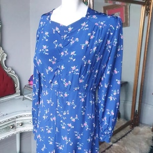 Zeldzame jaren 1930 volup grote maat blauwe crêpe alleen jurk met bloemenpatroon sluiting nek knoopsluiting perfect theeadres lange mouwen klassiek