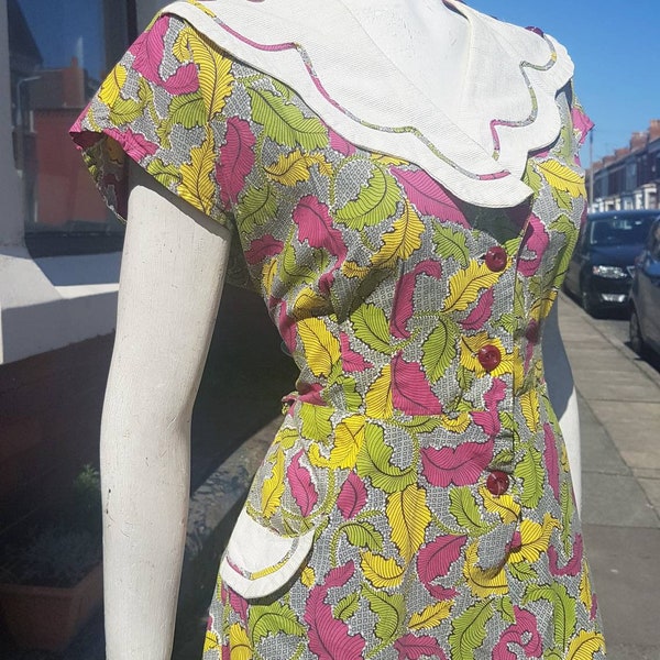 Sale 1940s uk 14 approx volup novelty print house dress green pink and yellow leaves all over big white collar with button detail pockets