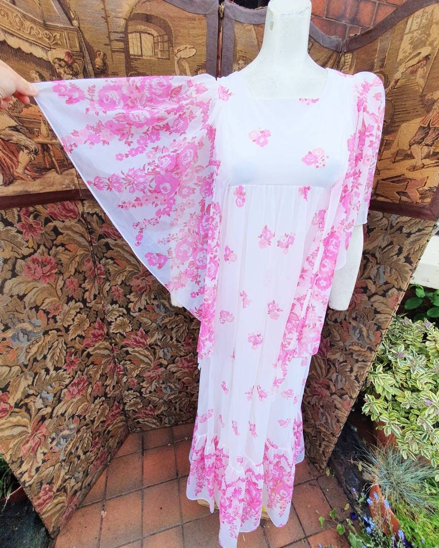 Romantic 1970s pink and White floral angel sleeve dress boho hippy Romantic Romantic 1970s pink and White floral angel sleeve dress boho hippy Romantic
