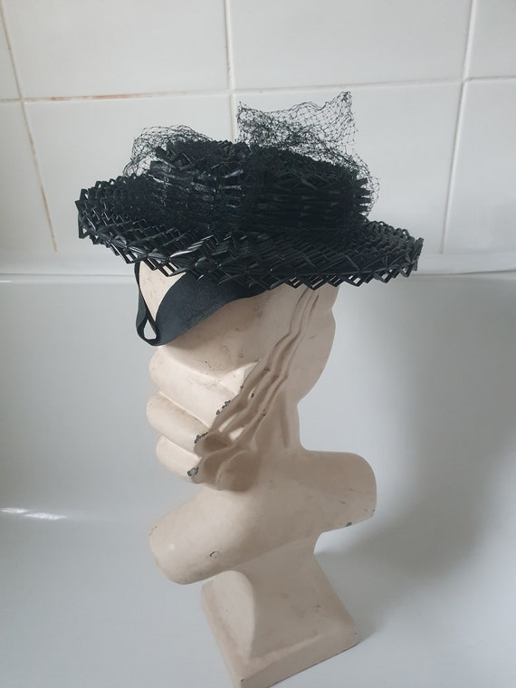 Amazing late 1930s 40s woven tilt hat with strap … - image 10