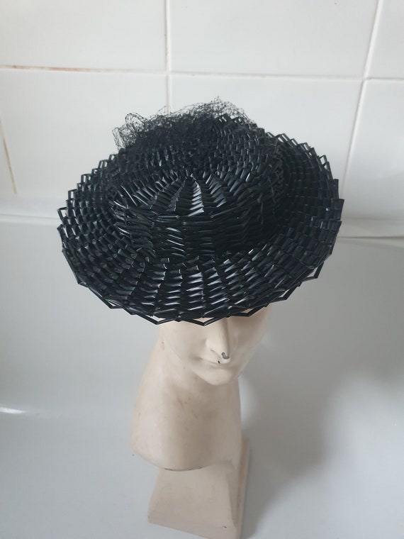 Amazing late 1930s 40s woven tilt hat with strap … - image 6