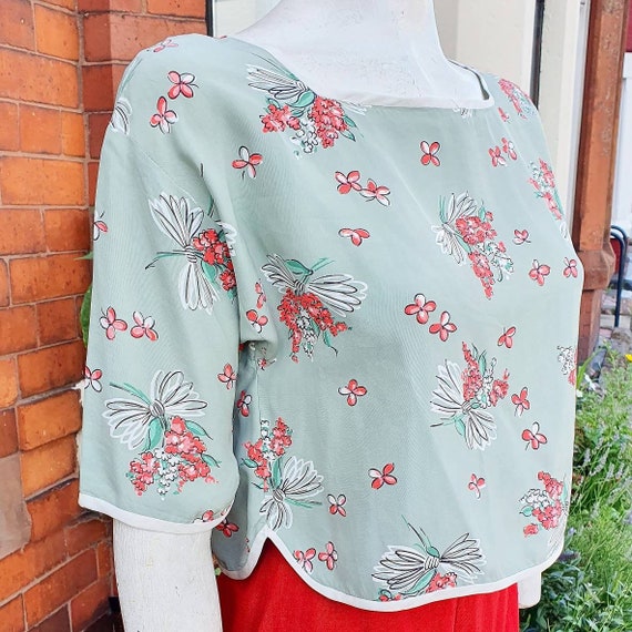 Cute 1940s cold rayon novelty print grey short sle