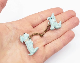Niedliche Doppelhundebrosche aus den 1940er/50er Jahren mit Kette, frühes Plastik-Kitsch, süß und das perfekte Valentinstagsgeschenk