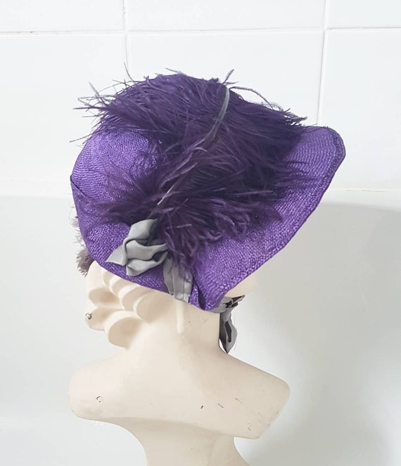 Cute 1940s purple straw hat with ace ostrich feath