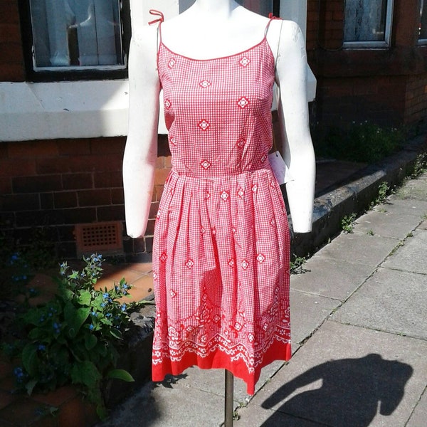 Vente Jolie robe d’été en coton imprimé rouge et blanc des années 1950