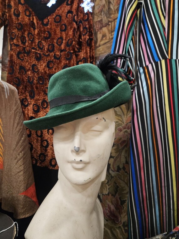ADORABLE 1940\'s BLACK FELT FEDORA WITH GREEN BAND + FEATHERS Vintage Black Velvet 1940s Hat with Black, Orange & Green  main image 3