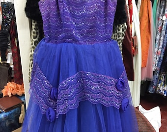 SOLD AS SEEN Beautiful original 1950's purple lace and net/tulle prom dress with layers of net and a stiffened petticoat and flower details