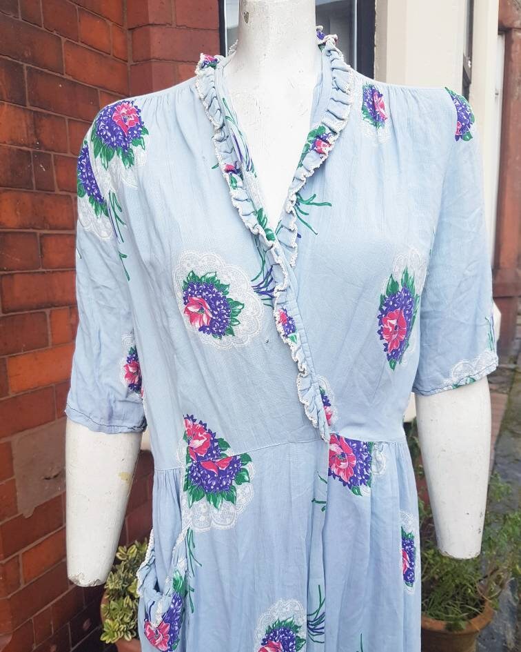 Beautiful romantic 1940s wrap dress with pockets and pink posy | Etsy