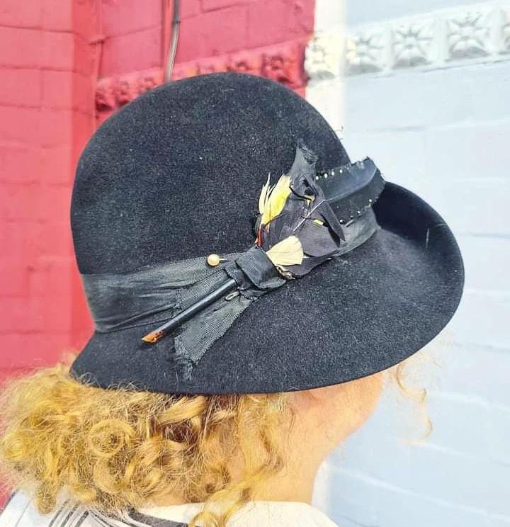 Stylish 1920s Black Felt Cloche Hat With Feather Art Deco  display picture 3