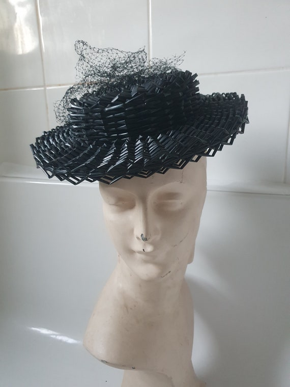 Amazing late 1930s 40s woven tilt hat with strap … - image 5