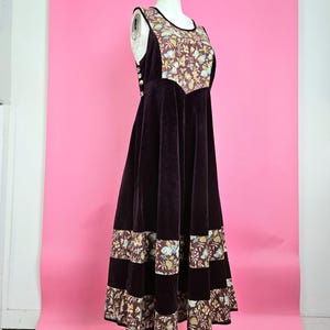 Schönes 1970s Anna Belinda Oxford-Kleid aus burgunderfarbenem Trägerkleid mit floralem Beerenmuster und stoffbezogenen Knöpfen an der Seite