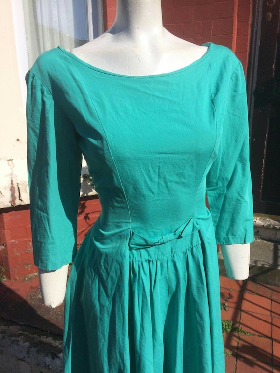 Sale Lovely later 1950s green cotton simple styli… - image 1